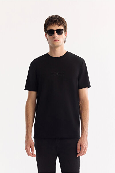 Avva Ανδρικό μπλουζάκι με λαιμόκοψη μαύρο με στάμπα από βισκόζη με διπλή ελαστικότητα κανονική εφαρμογή A52Y1018