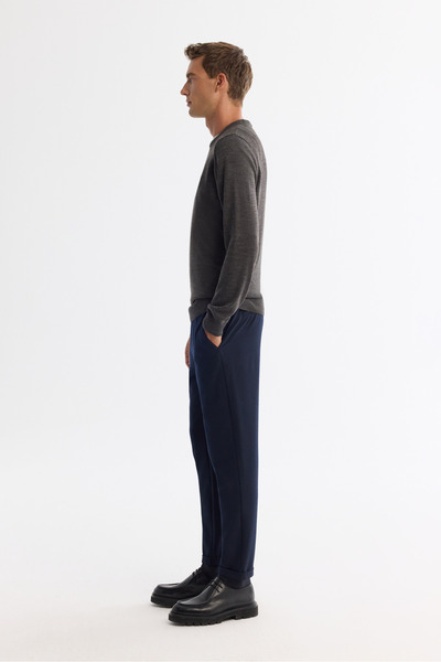 Avva Anthrazitfarbener, flauschiger Strickpullover mit Rundhalsausschnitt für Herren E 005000