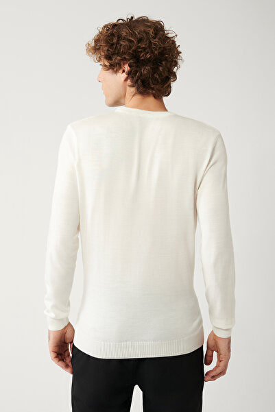 Avva Weißer, fusselfreier Strickpullover mit Rundhalsausschnitt für Herren E 005000