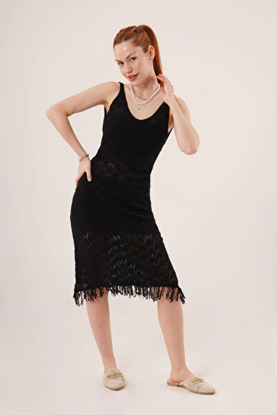 Butik Διάτρητο μαύρο φόρεμα με λαιμόκοψη V με λεπτομέρεια φούντας