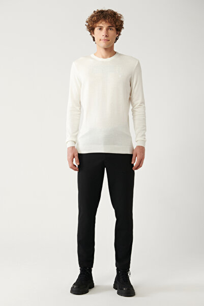 Avva Weißer, fusselfreier Strickpullover mit Rundhalsausschnitt für Herren E 005000