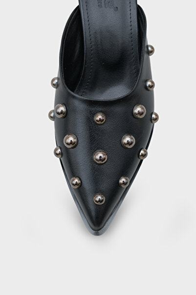 Capone Outfitters Γυναικείες παντόφλες Meredith με μεταλλικά αξεσουάρ με μυτερή μύτη και κλειστή μύτη