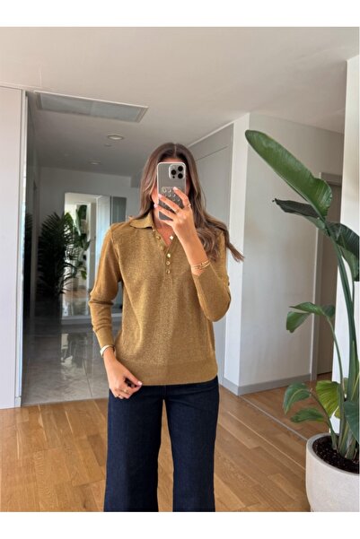 FEMMESTUDIO Γυναικεία πλεκτή μπλούζα με λαιμόκοψη πόλο με χρυσά κουμπιά