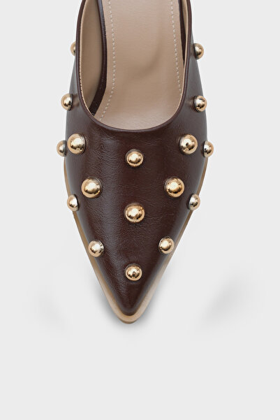 Capone Outfitters Γυναικείες παντόφλες Meredith με μεταλλικά αξεσουάρ με μυτερή μύτη και κλειστή μύτη