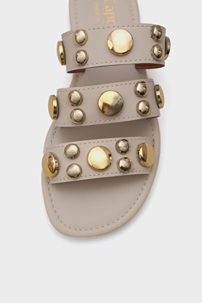 Capone Outfitters Γυναικείες παντόφλες Kate Banded Metal Accessories με ίσιο τακούνι και στρογγυλή μύτη