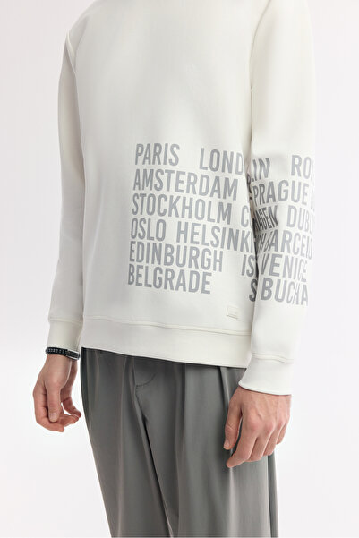 Avva Чоловічий білий светр з коміром-стійкою, принтом та еластичною тканиною, прямий крій A51Y1237