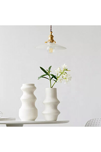 mzhrea A ceramic vase with a modern and distinctive design