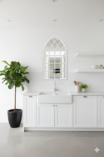 Generic An elegant mirror with a luxurious frame adds a touch of sophistication to any space. 92 x 51 cm