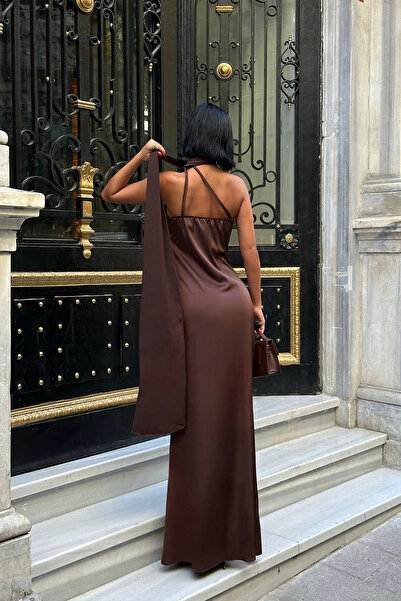 VİSKALİ Kadın Premium Tek Omuz Şal Detaylı Saten Maxi Elbise – Kahverengi