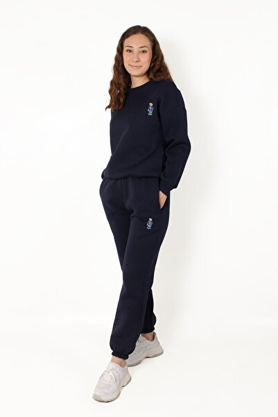 Mckanzie 2611 Embroidered Three Thread Set