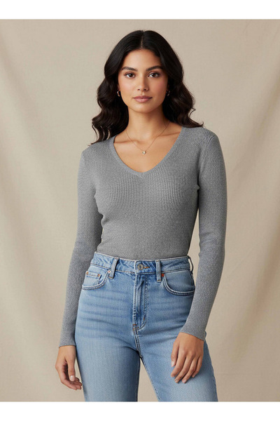 2Xtremz سترة تريكو مضلعة بفتحة رقبة على شكل حرف V بقصّة عادية