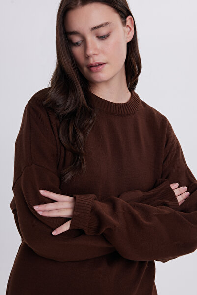 Tudors Γυναικείο πουλόβερ oversized με φαρδιά λαιμόκοψη καφέ