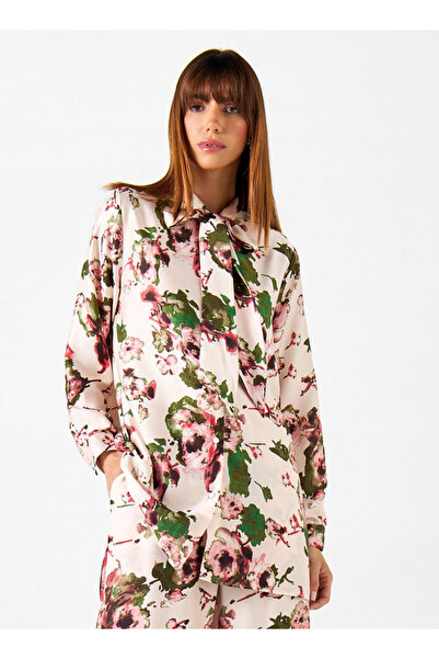 2Xtremz قميص مطبوع عليه زهور بالكامل مع رقبة على شكل فيونكة وأكمام طويلة