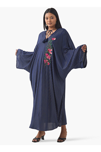 Ulla Popken فستان قفطان مزين بالورود من Ulla Popken بمقاس كبير مع رباط للرقبة