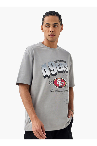 SP Characters تي شيرت مطبوع عليه شعار فريق سان فرانسيسكو 49ers، برقبة دائرية وأكمام قصيرة