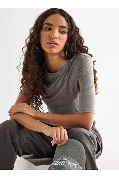 FAV بلوزة ذات رقبة دائرية مزخرفة وأكمام قصيرة وتفاصيل مكشكشة