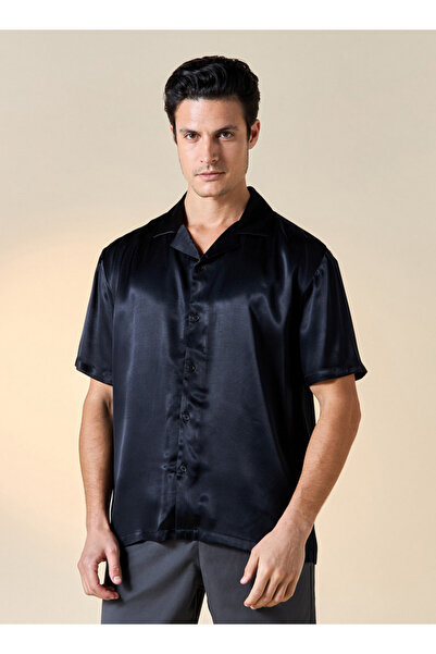 Iconic قميص بقصّة عادية مع ياقة معسكر وأكمام قصيرة