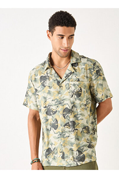 Lee Cooper قميص مطبوع بقصّة مريحة مع ياقة معسكر وأكمام قصيرة