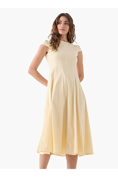 Iconic فستان بياقة دائرية وأكمام قصيرة