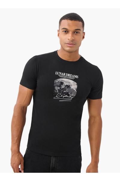 FAV تي شيرت بقصة ضيقة وطبعة جرافيكية