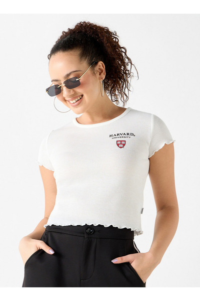 SP Characters تي شيرت بطبعة جامعة هارفارد برقبة دائرية وأكمام قصيرة