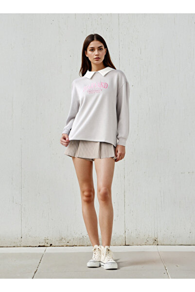 SP Characters سويت شيرت مطرز بشعار جامعة هارفارد مع ياقة متباينة