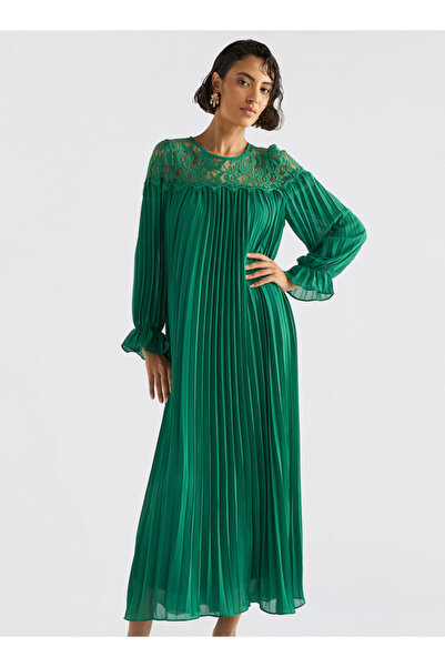 FAV فستان ماكسي مزين بثنيات من الدانتيل وأكمام طويلة