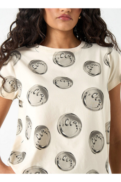 SP Characters تي شيرت بطبعة ابتسامة S.W. كاملة مع رقبة دائرية وأكمام قصيرة