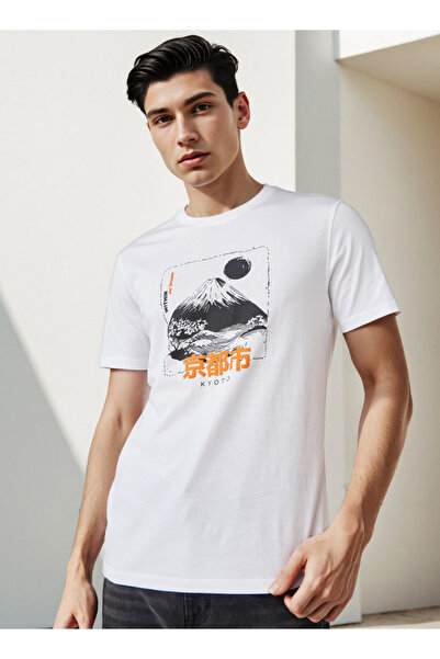 FAV تي شيرت بطبعة جرافيكية ورقبة دائرية