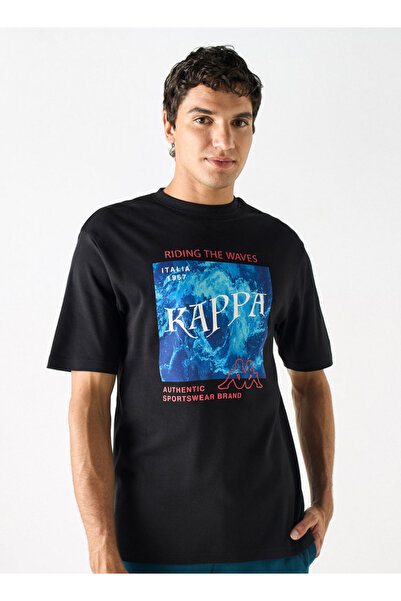 Kappa تي شيرت بطبعة جرافيكية مع رقبة دائرية وأكمام قصيرة