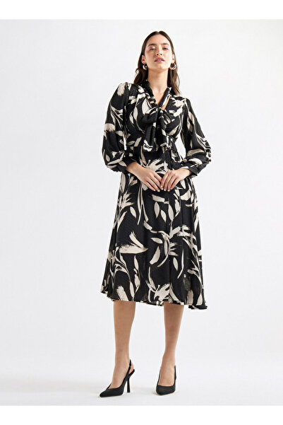 FAV فستان بحزام وطبعة تجريدية على شكل حرف A مع رقبة مقوسة وأكمام طويلة