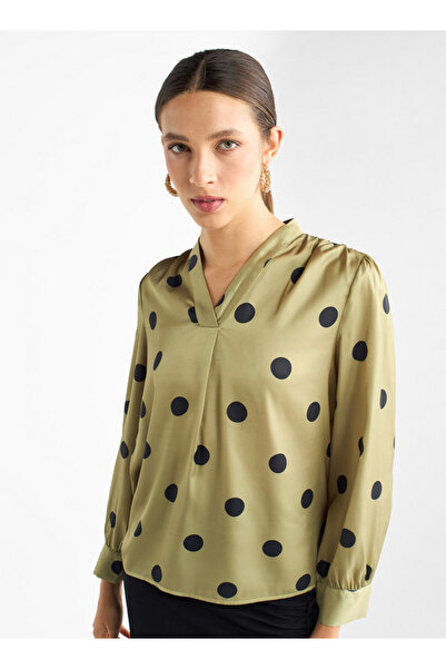 FAV بلوزة بطبعة نقاط البولكا في كل مكان وفتحة رقبة على شكل حرف V وأكمام طويلة