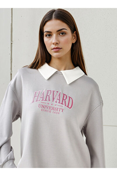 SP Characters سويت شيرت مطرز بشعار جامعة هارفارد مع ياقة متباينة