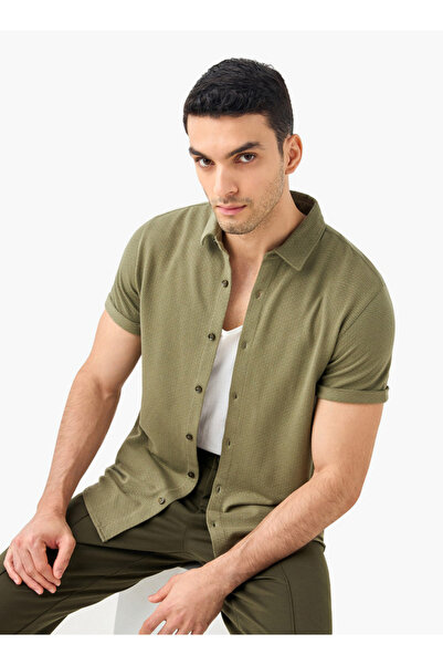 Iconic قميص منقوش بأكمام قصيرة وأزرار للإغلاق