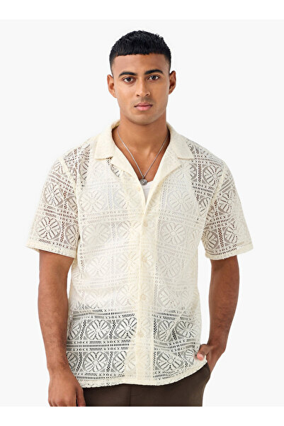 FAV قميص من الدانتيل بقصّة عادية وياقة معسكر وأكمام قصيرة