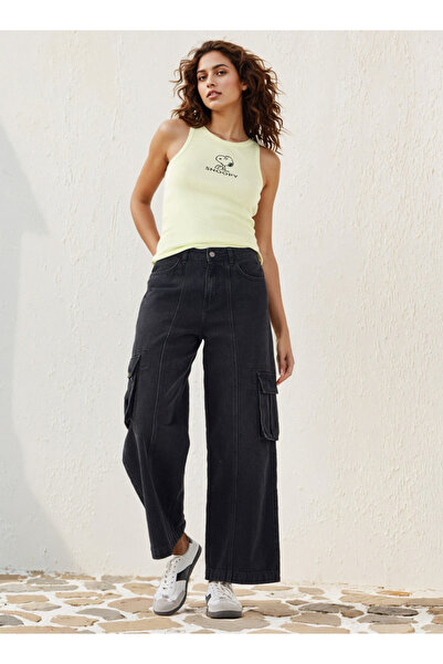 SP Characters بلوزة بدون أكمام مزينة برسومات سنوبي