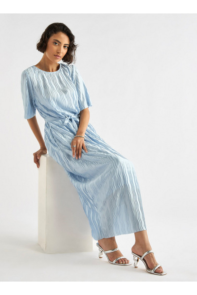 FAV فستان ذو رقبة دائرية وأكمام قصيرة وحزام ربط