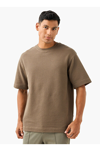 Iconic تي شيرت منقوش بنقشة الوافل مع رقبة دائرية وأكمام قصيرة