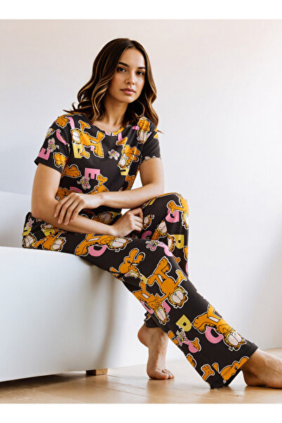 FAV All-Over Garfield Print Pyjama Set