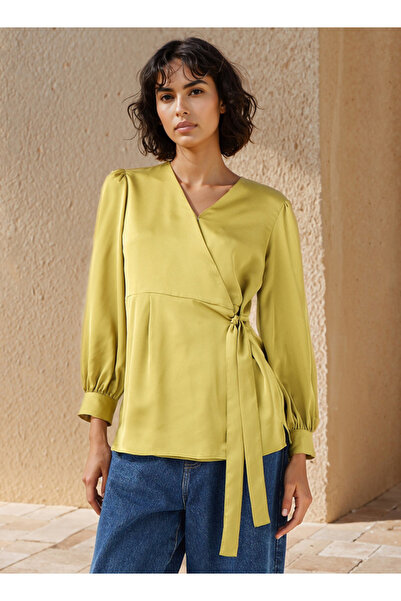 Iconic بلوزة ملفوفة بفتحة رقبة على شكل حرف V وأكمام طويلة وتفاصيل ربطة عنق