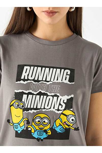 SP Characters تي شيرت بطبعة مينيون ورقبة دائرية وأكمام قصيرة