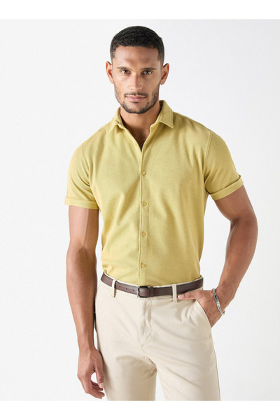 FAV قميص بقصة ضيقة وأكمام قصيرة