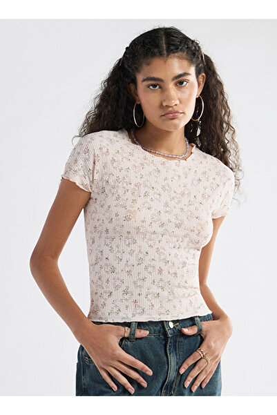 FAV تي شيرت برقبة دائرية وأكمام قصيرة مزين بتفاصيل زهور في كل مكان