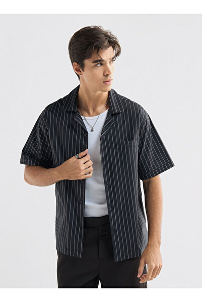FAV قميص مخطط بقصّة عادية مع ياقة معسكر وأكمام قصيرة