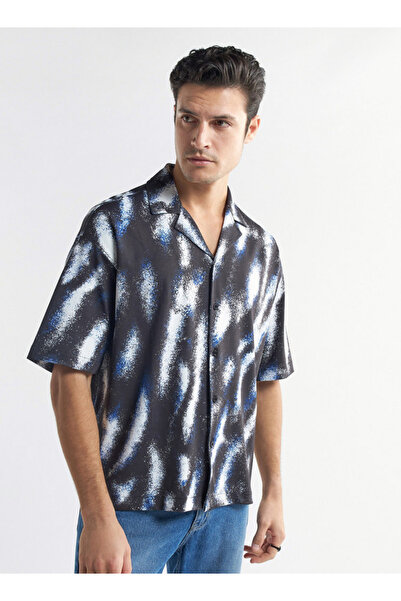 FAV قميص مطبوع بالكامل مع ياقة معسكر وأكمام قصيرة