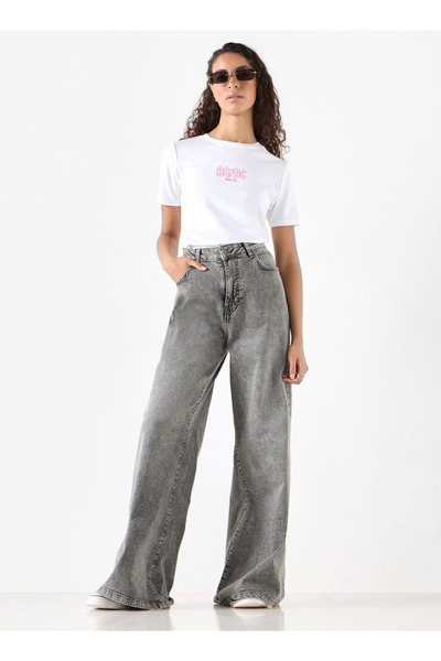 SP Characters تي شيرت مطرز بشعار AC/DC مع رقبة دائرية وأكمام قصيرة