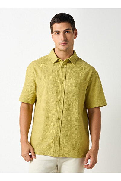 Iconic قميص بقصّة عادية ومُحكم الغلق مع جيب على الصدر