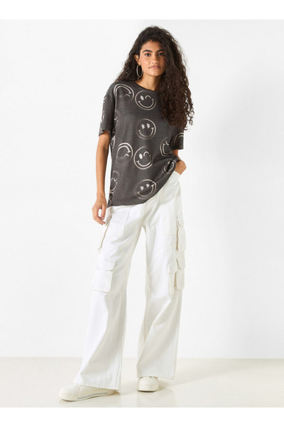 SP Characters تي شيرت بطبعة ابتسامة وأكمام قصيرة ورقبة دائرية