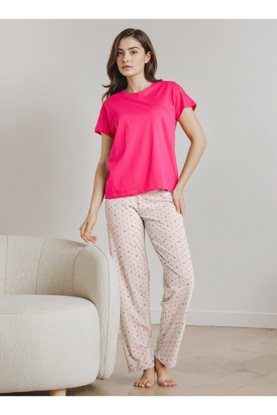 FAV تي شيرت برقبة مستديرة ومجموعة بيجامة مطبوعة