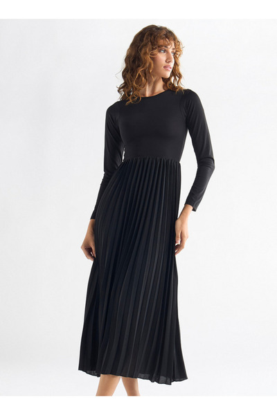 FAV فستان مطوي مع رقبة دائرية وأكمام طويلة